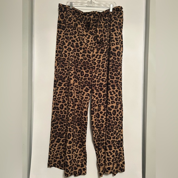 Torrid wide leg pull on Crepe high rise pant size 3 - Picture 4 of 4